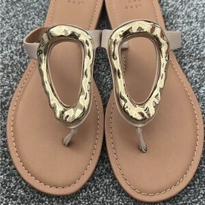 Chic Tan Sandals with Gold Accents and Comfortable Fit